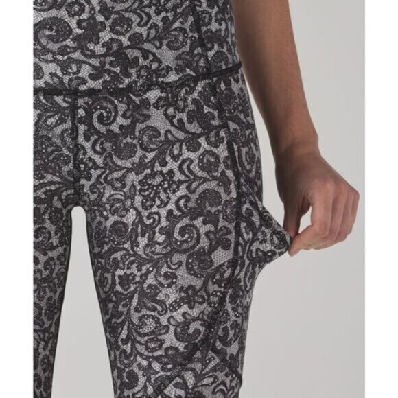 Lululemon Outrun 17" Crop Womens Size 4 Activewear Mini Cinder Lace White Black - Picture 7 of 13